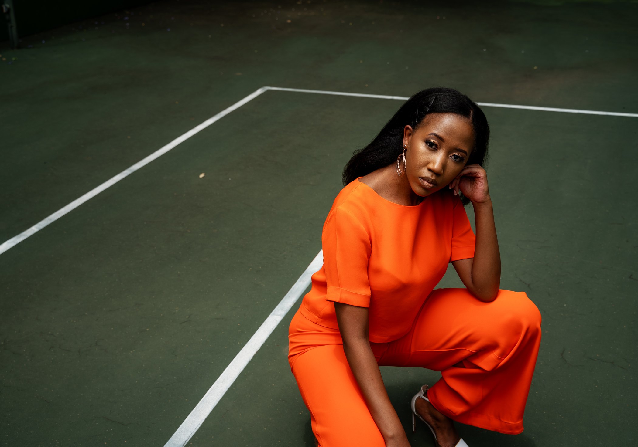 A portrait in orange on the court